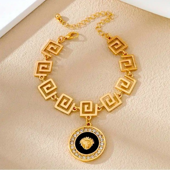 Jewelry - FASHION Jewelry: Gold Tone Lion Head Pendant Bracelet w/Rhinestones, NIP